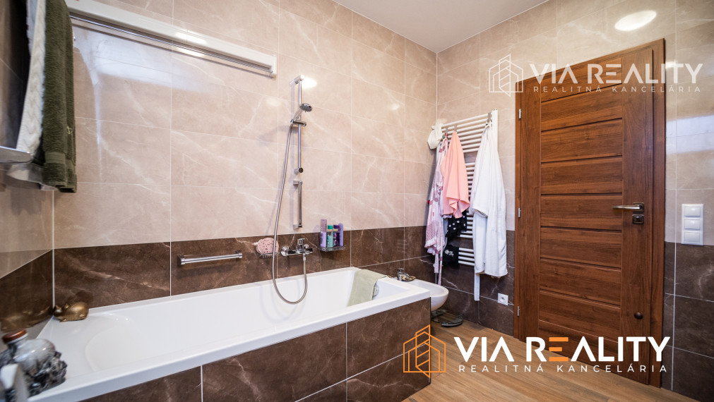 4 izbový rodinný dom, 4x parking, prenájom, Krajná ulica, Stupava