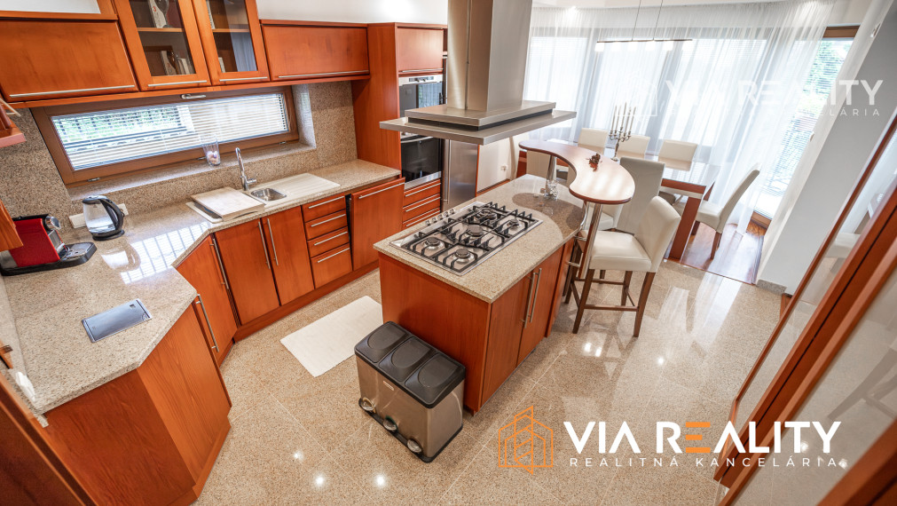 7-izbový rodinný dom, vnútorný bazén, sauna, dvojgaráž, harmonické prostredie, Rača, Bratislava