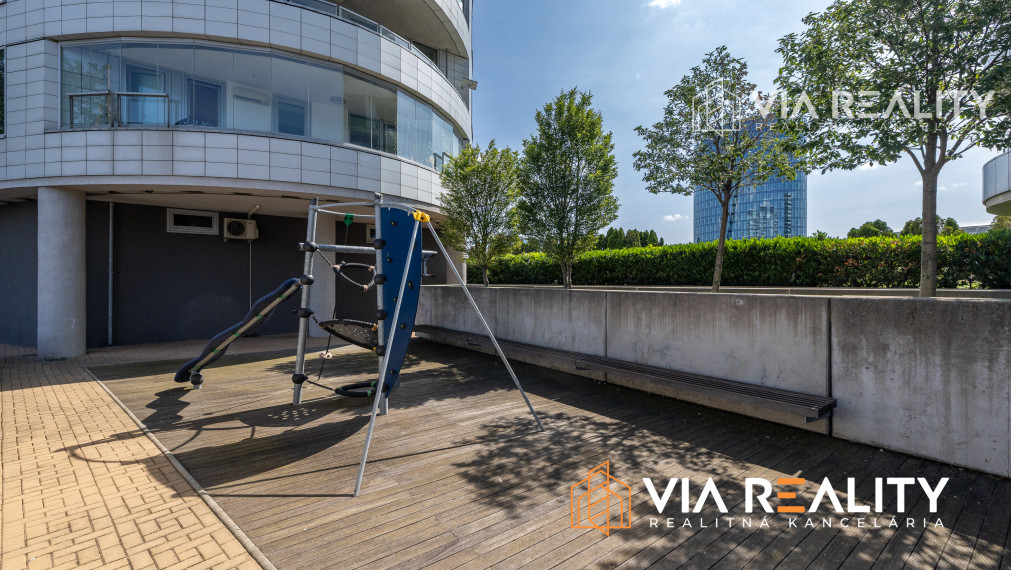 REZERVOVANÉ 2-izbový byt, Tri veže, loggia, parking, predaj, Bratislava - Nové Mesto