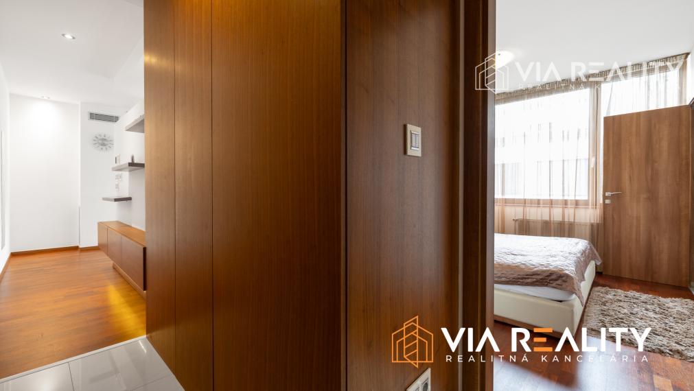 Predaj 2-izbový byt, pre Airbnb + PARKING – Dunajská, Staré Mesto – Bratislava