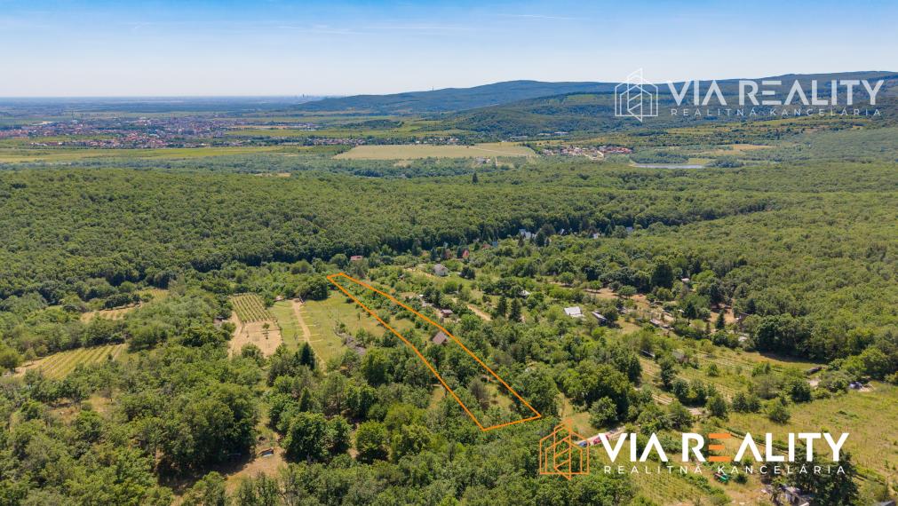 Rekreačný pozemok so zrubom (chatou) a vinohradom, 4122 m² – Modra