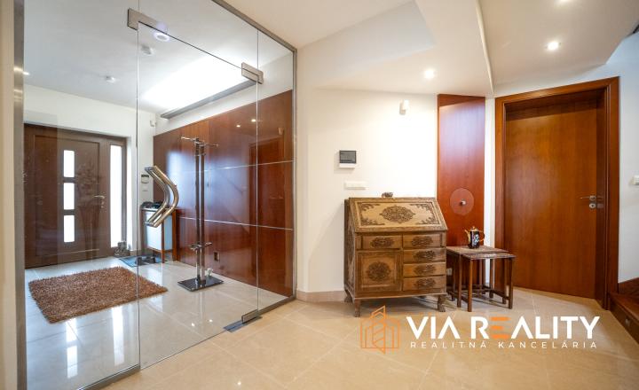 7-izbový rodinný dom, vnútorný bazén, sauna, dvojgaráž, harmonické prostredie, Rača, Bratislava - fotografia 8