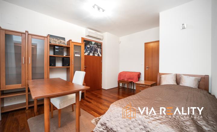 7-izbový rodinný dom, vnútorný bazén, sauna, dvojgaráž, harmonické prostredie, Rača, Bratislava - fotografia 13