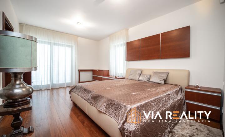 7-izbový rodinný dom, vnútorný bazén, sauna, dvojgaráž, harmonické prostredie, Rača, Bratislava - fotografia 10