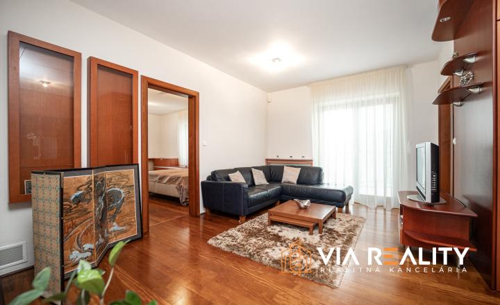 7-izbový rodinný dom, vnútorný bazén, sauna, dvojgaráž, harmonické prostredie, Rača, Bratislava - fotografia 14