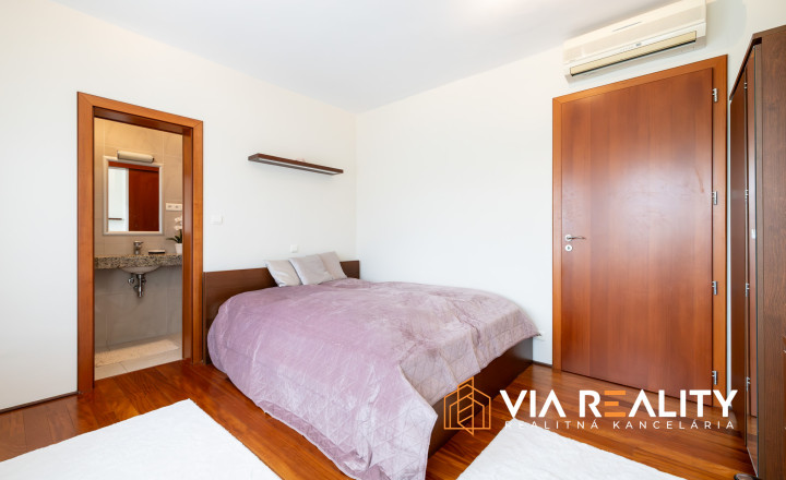 7-izbový rodinný dom, vnútorný bazén, sauna, dvojgaráž, harmonické prostredie, Rača, Bratislava - fotografia 15
